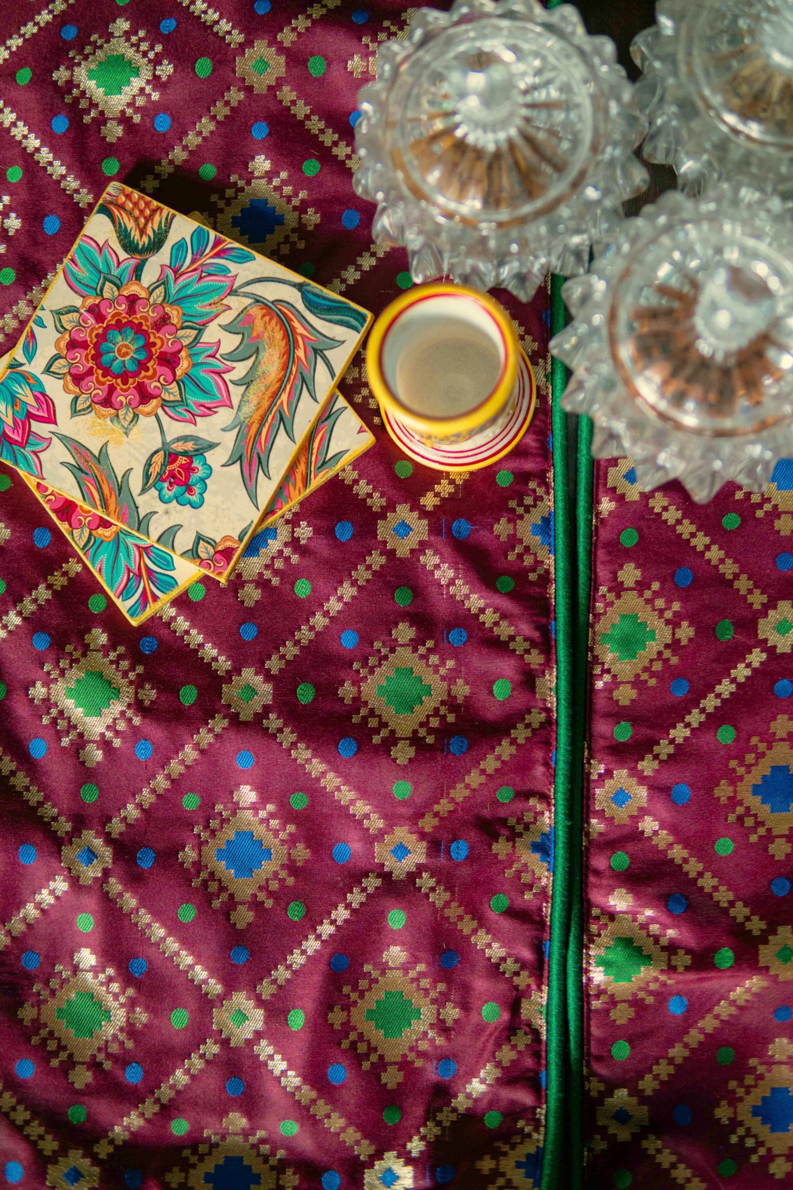 Mesmerizing Wine Bandhani Brocade Beauty Table Runner with Placemats - Image 2