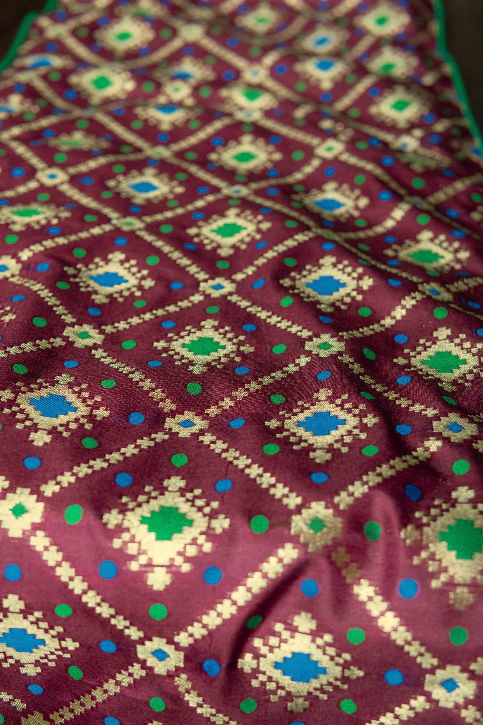 Mesmerizing Wine Bandhani Brocade Beauty Table Runner with Placemats - Image 3