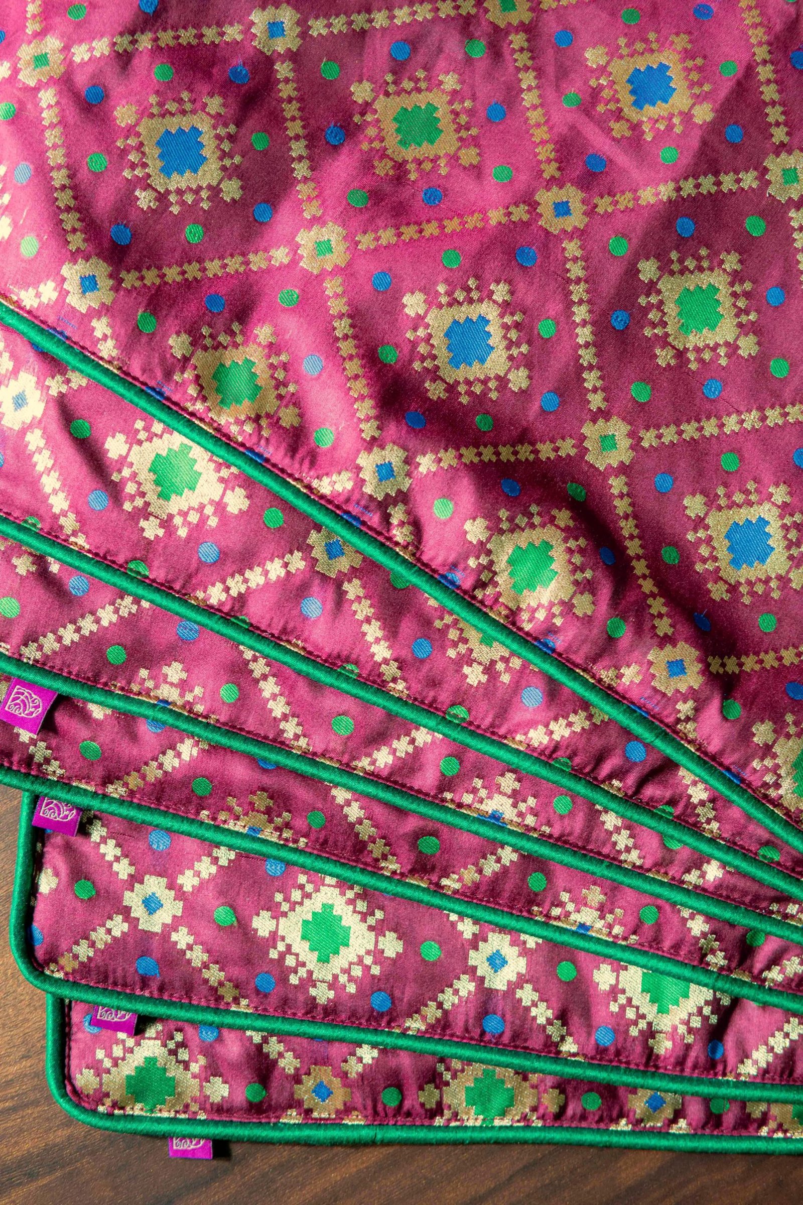 Mesmerizing Wine Bandhani Brocade Beauty Table Runner with Placemats - Image 5