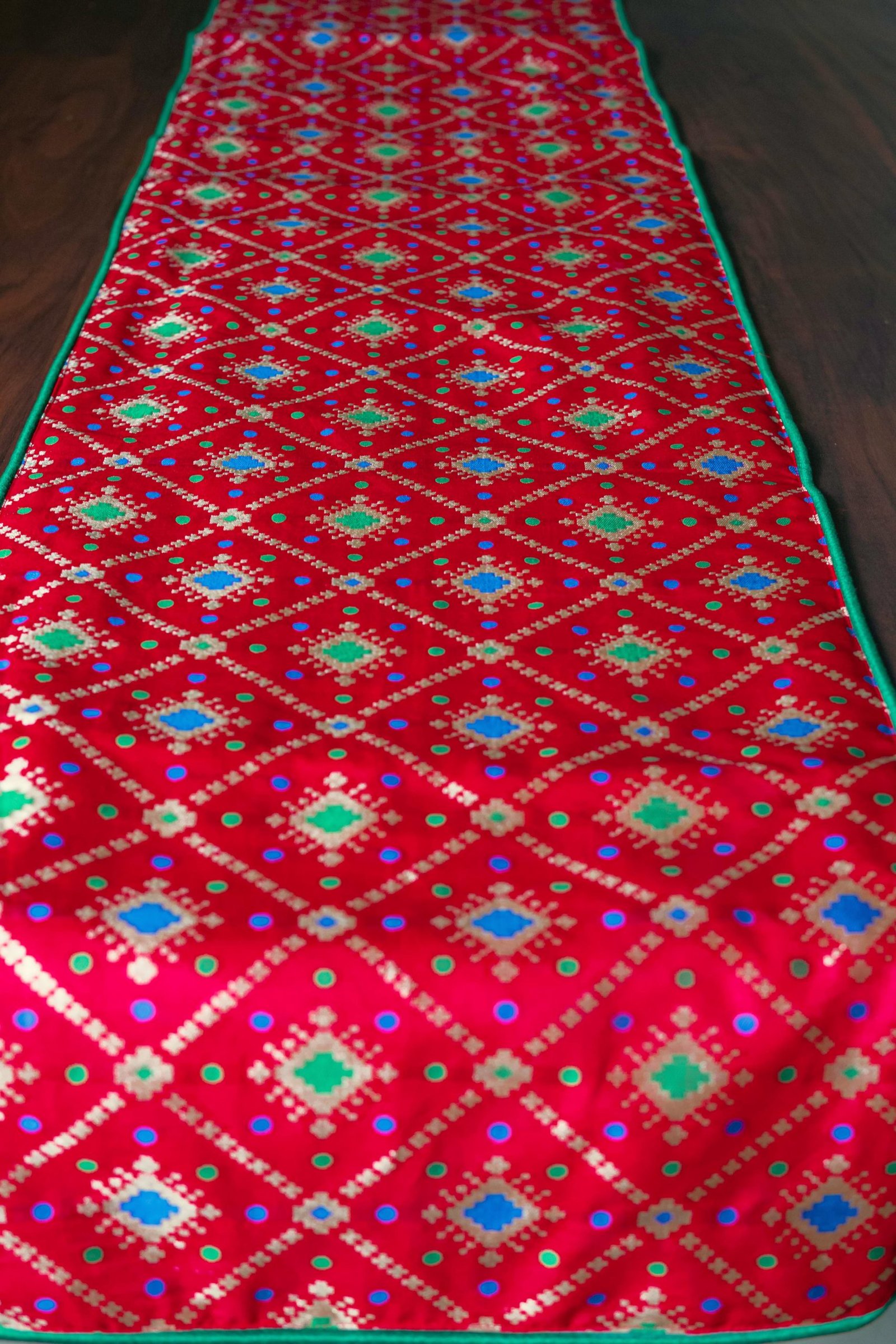 Mesmerizing Red Bandhani Brocade Beauty Table Runner with Placemats - Image 3