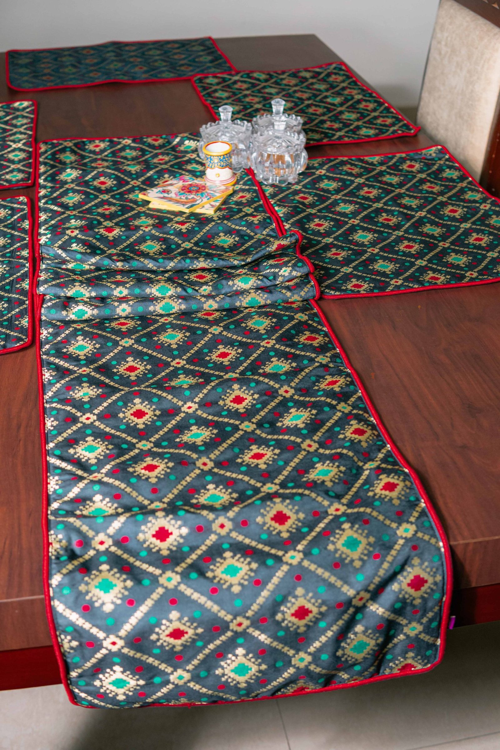 Mesmerizing Black Bandhani Brocade Beauty Table Runner with Placemats