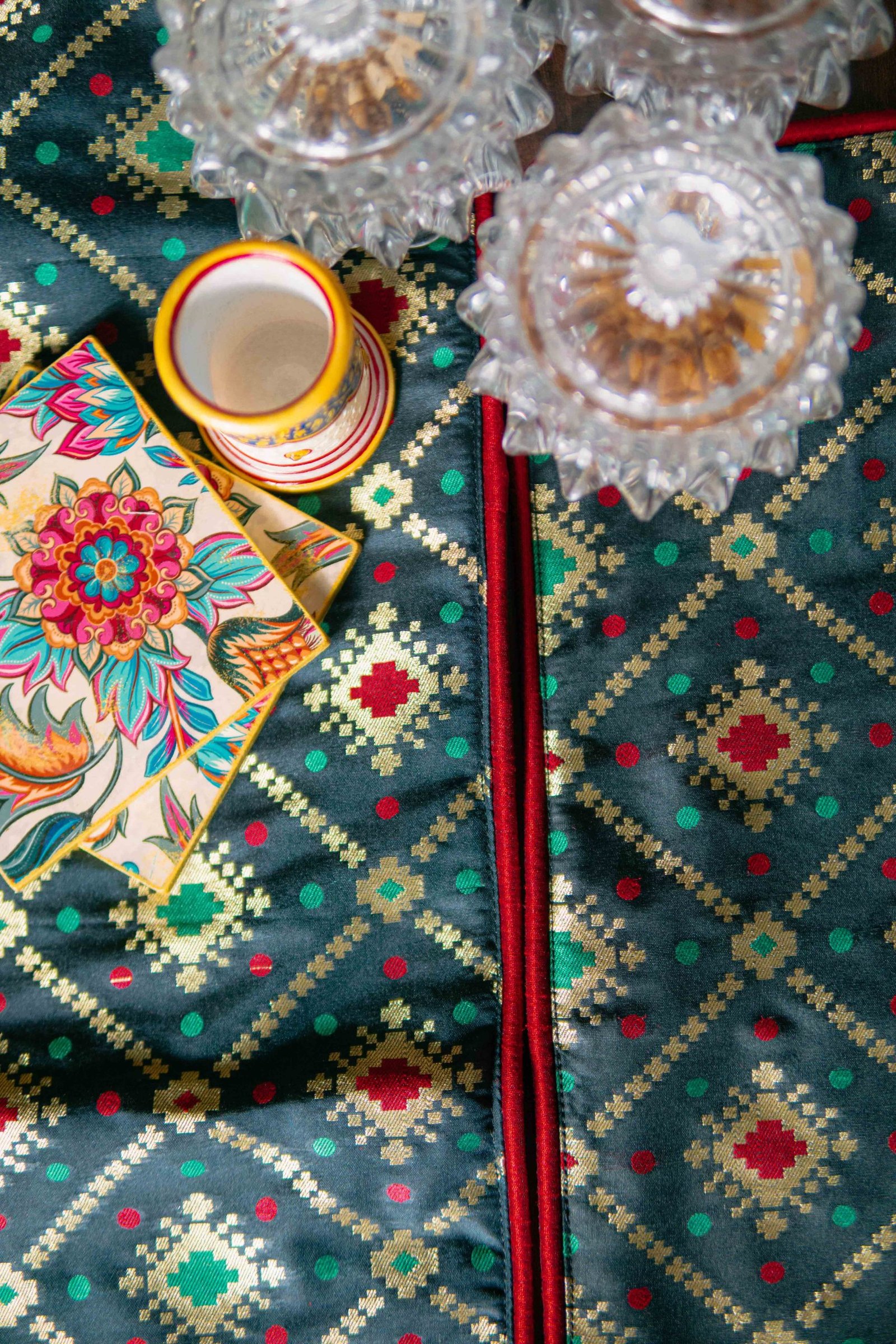 Mesmerizing Black Bandhani Brocade Beauty Table Runner with Placemats - Image 2
