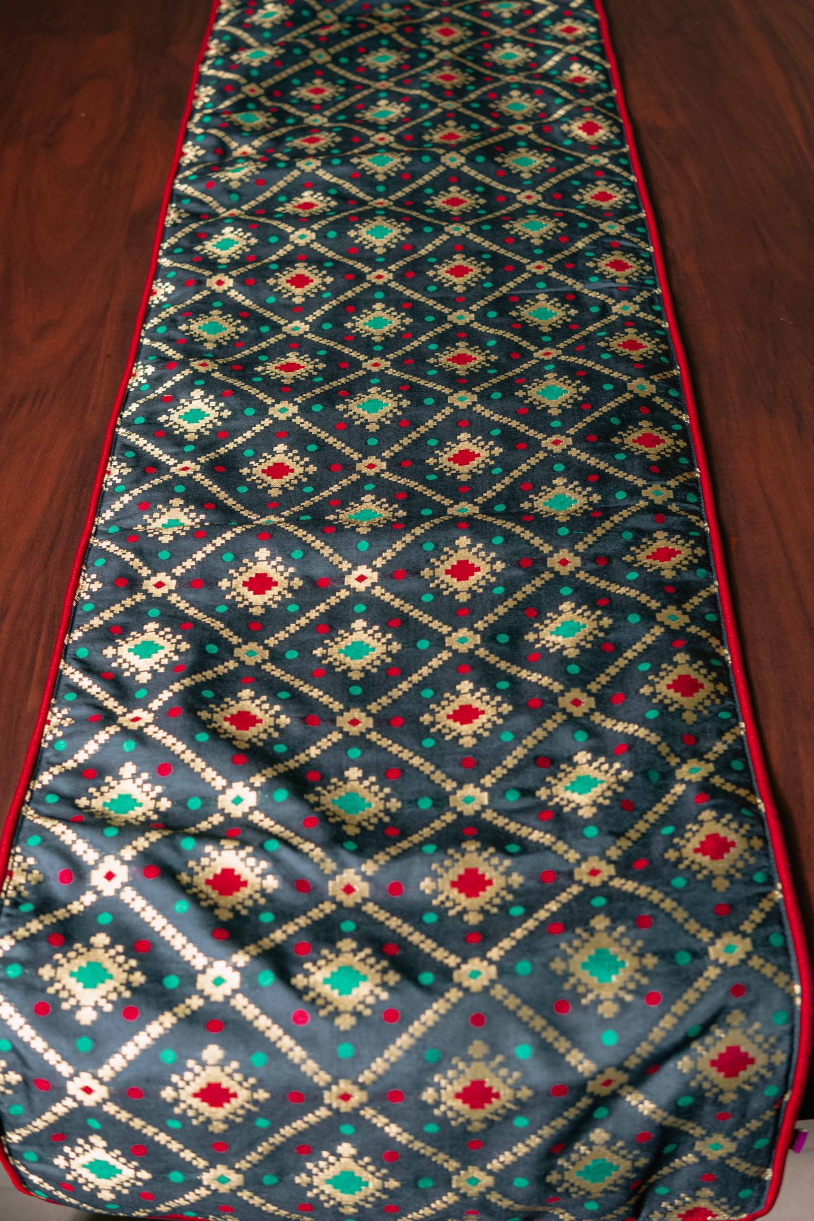 Mesmerizing Black Bandhani Brocade Beauty Table Runner with Placemats - Image 3