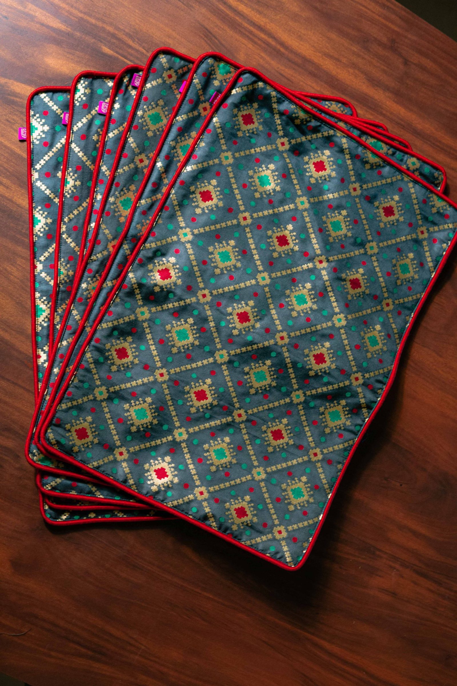 Mesmerizing Black Bandhani Brocade Beauty Table Runner with Placemats - Image 4