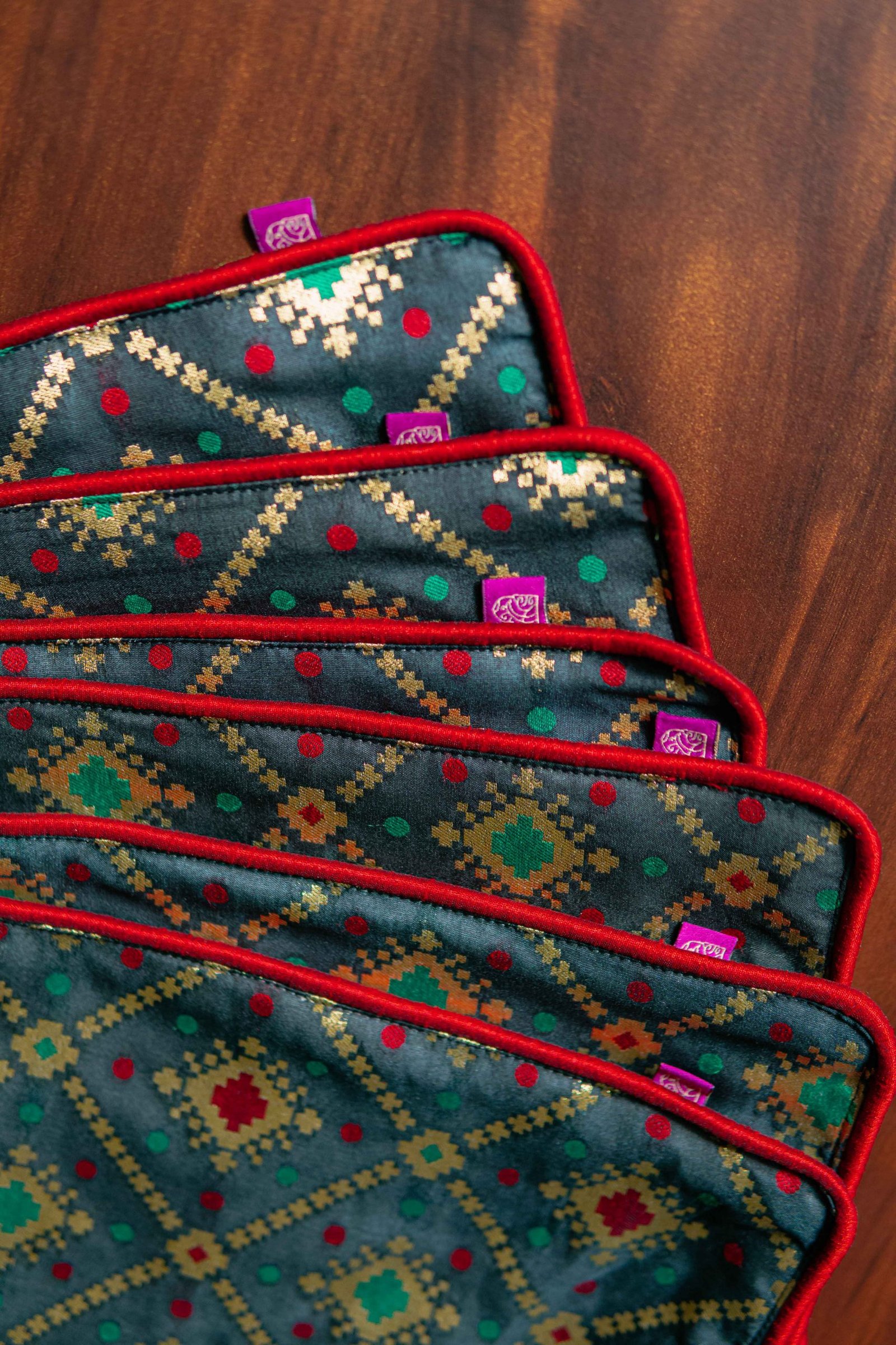 Mesmerizing Black Bandhani Brocade Beauty Table Runner with Placemats - Image 5