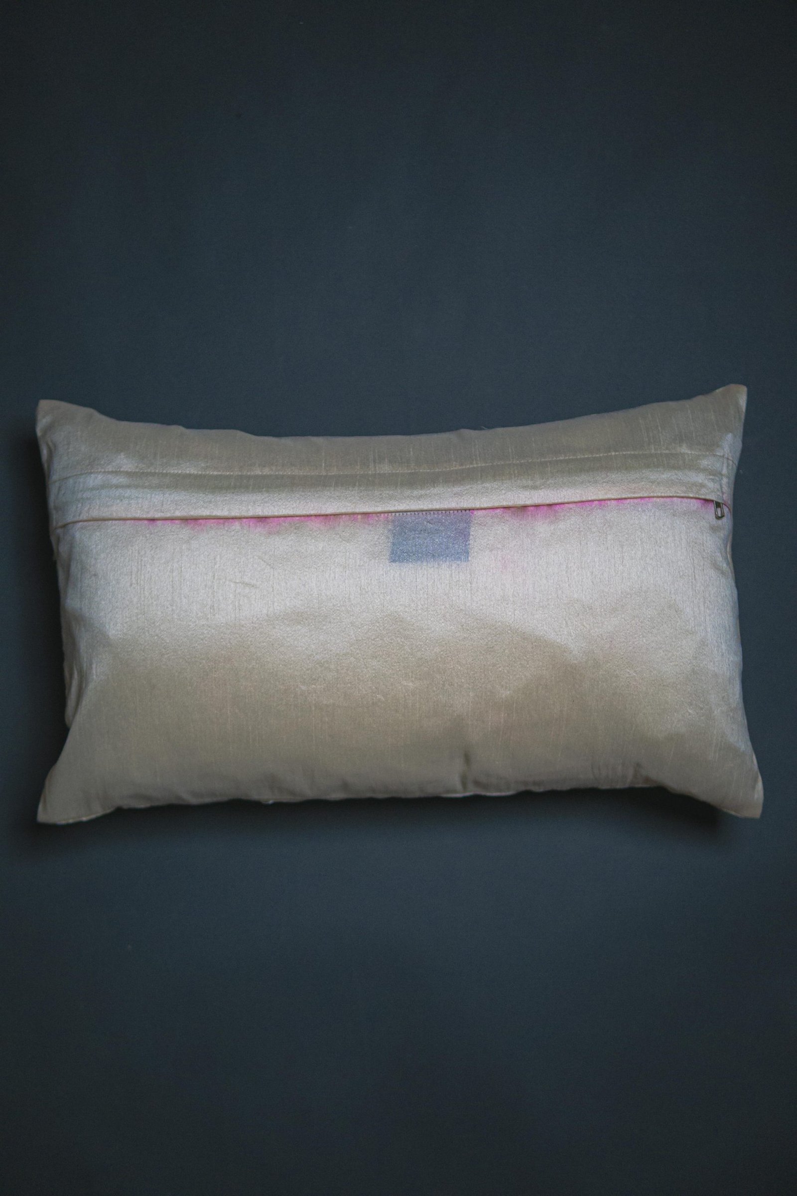 Ivory & Silver Paisley Leaf Rectangular Cushion Cover - Image 3