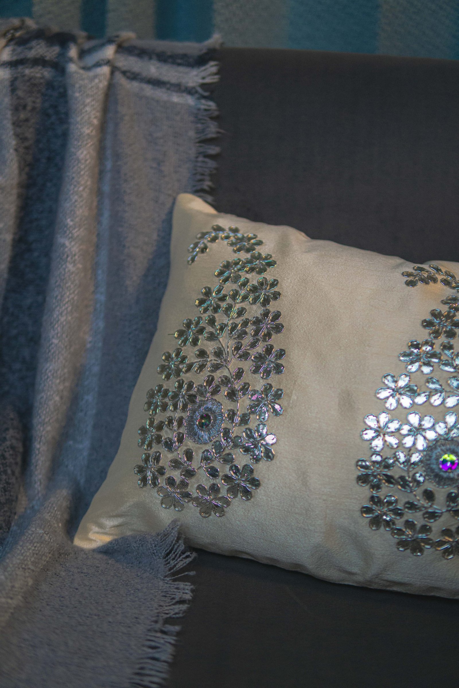 Ivory & Silver Paisley Leaf Rectangular Cushion Cover - Image 5