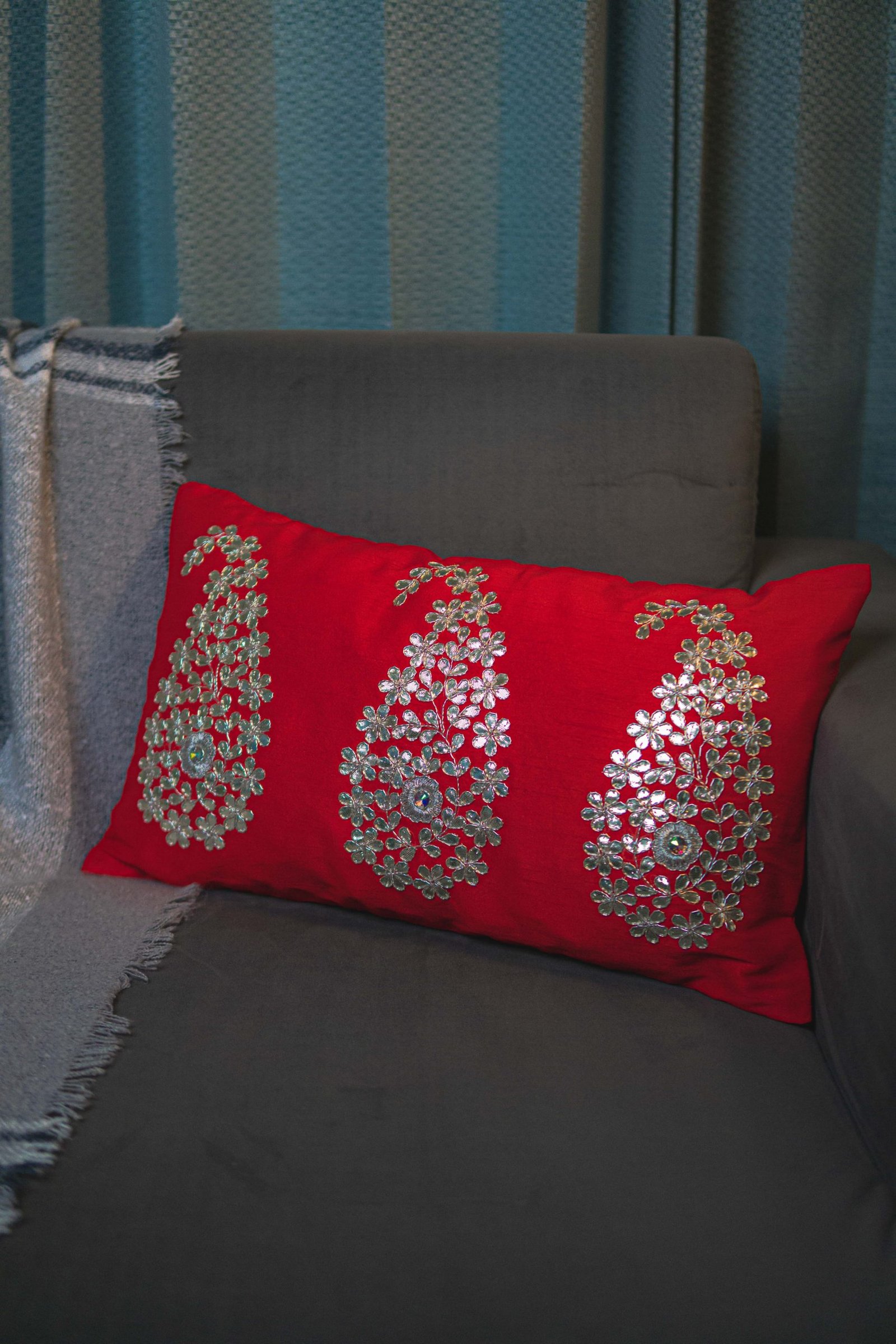 Red & Silver Paisley Leaf Rectangular Cushion Cover - Image 4