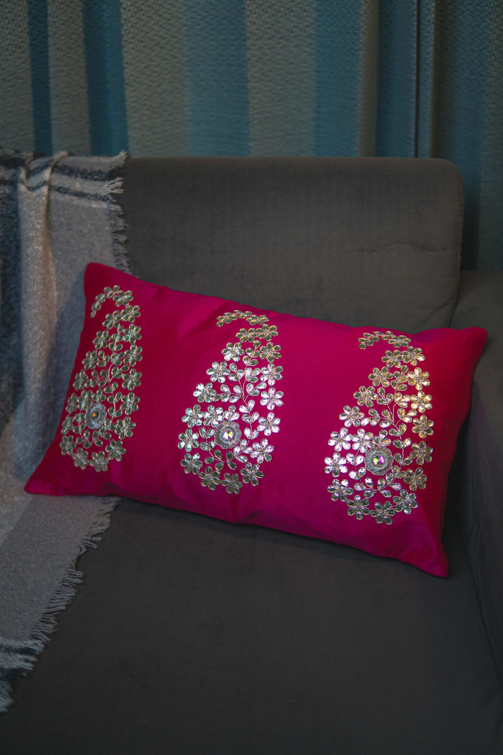 Magenta & Silver Paisley Leaf Rectangular Cushion Cover - Image 4