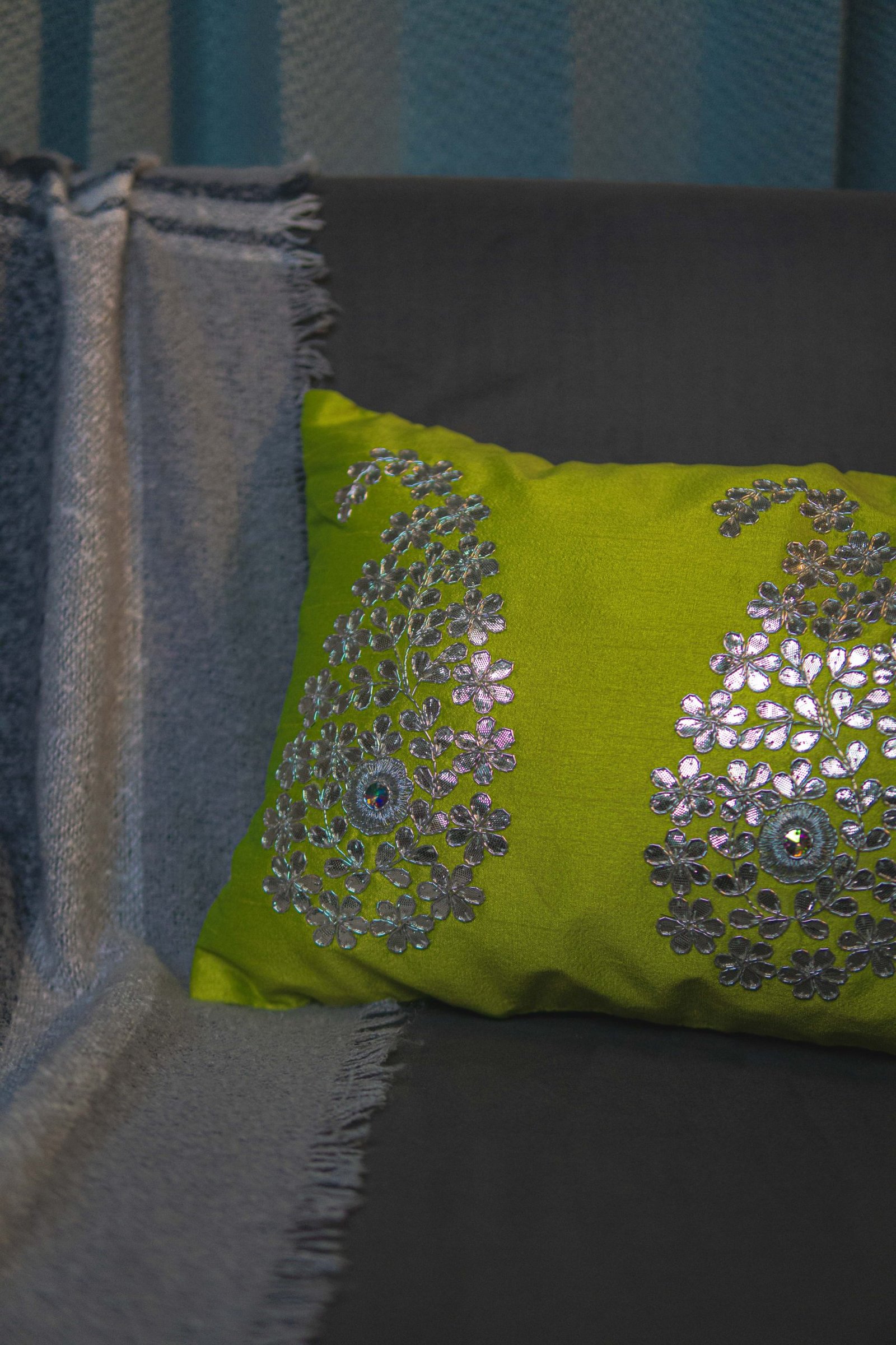 Parrot Green & Silver Paisley Leaf Rectangular Cushion Cover - Image 5